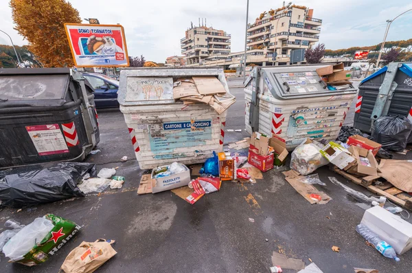 Rom - 20. Mai 2014: Dreckige Mülltonnen am Stadtrand. romisch — Stockfoto