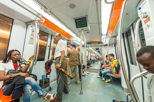 Rom - den 20 maj, 2014: Turister och lokalbefolkningen på city subway. Cit — Stockfoto
