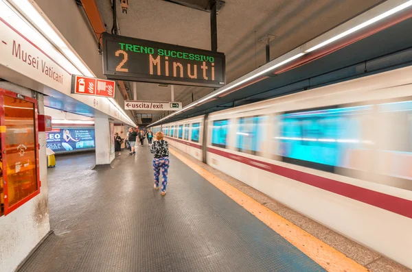 ROMA - 20 DE MAYO DE 2014: Turistas en la estación de metro de la ciudad. La ciudad i — Foto de Stock