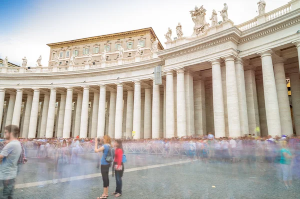 Personas borrosas en movimiento en la Plaza de San Pedro, Ciudad del Vaticano —  Fotos de Stock