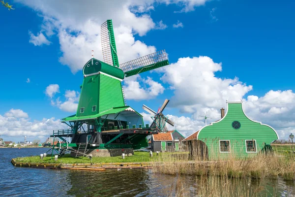 Zaanse schans, Niederlande. Schöne Landschaft mit uraltem Gewinn — Stockfoto
