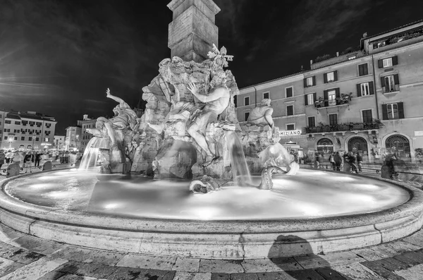 ROME - MAY 20, 2014: Tourists in Piazza Navona at night. The cit — Stock Photo, Image