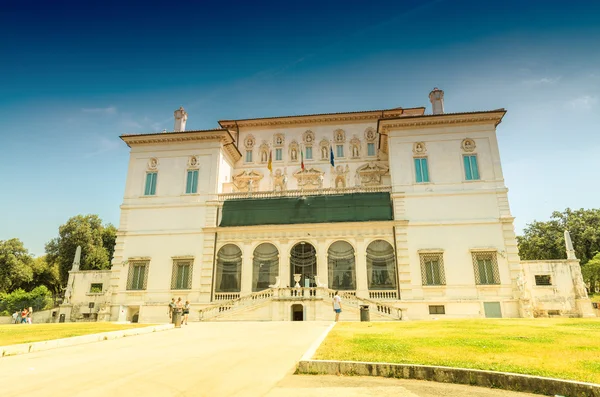 ROME - JUNE 14, 2014: Tourists visit Villa Borghese. The city at — Stock Photo, Image