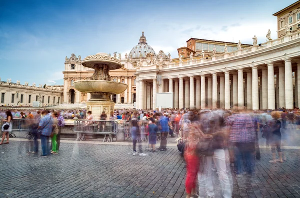Menschen, die sich auf dem Petersplatz in der vatikanischen Stadt bewegen — Stockfoto