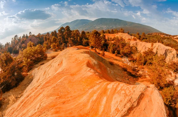 Kırmızı kayalıklarla Roussillon, Provence, Fransa — Stok fotoğraf