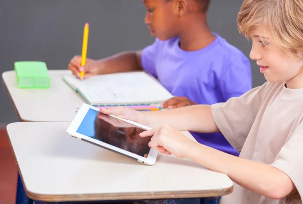 Caucasiano menino e afro-americano menina na escola com tablet e b — Fotografia de Stock