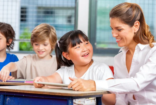 Boldog tanár és multi-etnikai osztálytermi tanulás és a szórakozás — Stock Fotó