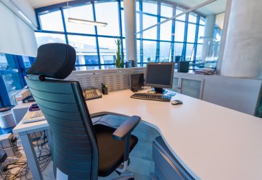 bumodern ofis rahat sandalye ve masaüstü pc ile