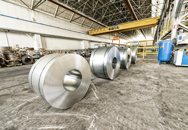 Bobinas de aço laminadas a frio na área de armazenamento pronta para alimentar a máquina — Fotografia de Stock