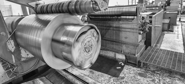 Промышленное оборудование для резки стальных рулонов — стоковое фото