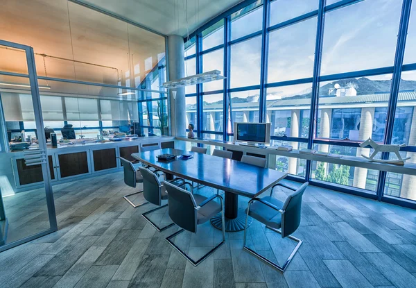 Sala de reuniões vazia em um escritório moderno — Fotografia de Stock