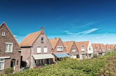 Volendam, Hollanda. Klasik evleri şehir sokak uyumlu