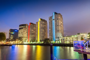 Fırtınalı bir akşam Rotterdam gece manzarası