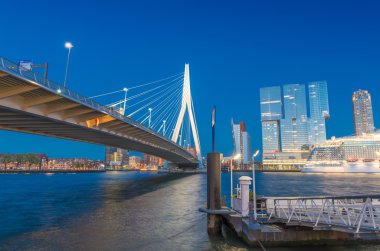 Rotterdam modern mimari - gece skyli tarafından tanımlanan bir şehirdir