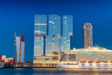 Rotterdam, Hollanda. Güzel modern şehir manzarası, gece