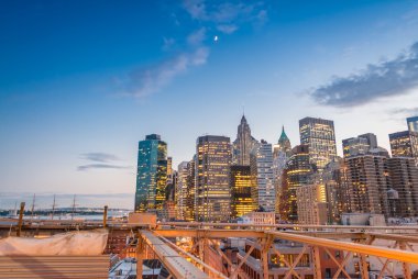 Brooklyn Köprüsü ve Manhattan ile ışık ve yansımaları. Yeni Y