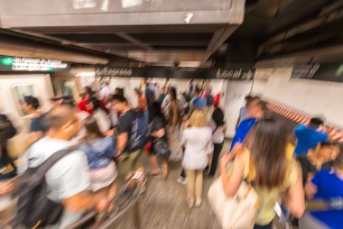 New York metrosu içinde hareketli kalabalık