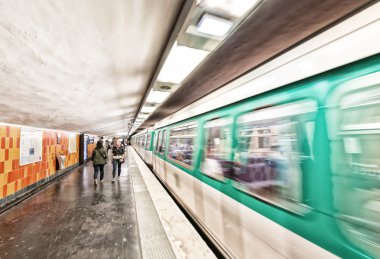 Paris - Haziran 2014 yaklaşık: Turist bir metro istasyonu içinde. C