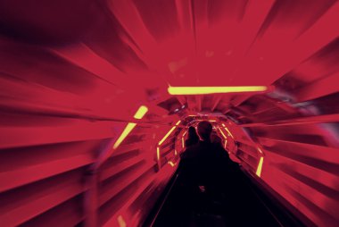 Yürüyen merdiven, bulanık görünüm ile renkli tünel