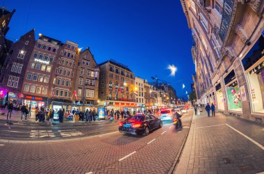 Amsterdam - 25 Nisan 2015: Turistler ve yerliler boyunca şehir stree