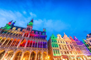 Brüksel, Belçika'da geceleri aydınlatılan Grand Place