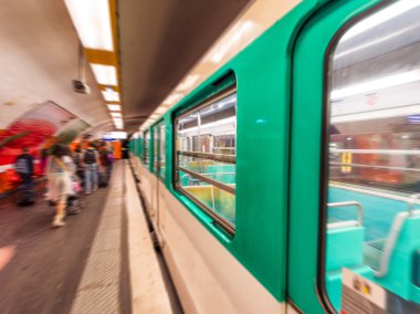Metro istasyonu, Paris hareket metro treninin bulanık bakış