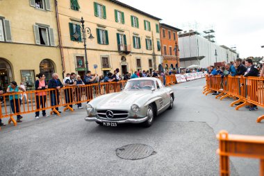 Pisa, İtalya - 16 Mayıs 2015: Mille miglia rekabet araba c boyunca