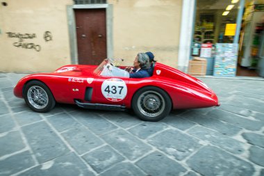 Pisa, İtalya - 16 Mayıs 2015: Mille miglia rekabet araba c boyunca