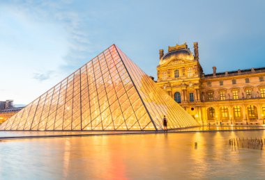 Paris - Haziran 2014 yaklaşık: Louvre Müzesi alacakaranlıkta. Louvre museu