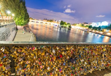 Paris - 14 Haziran 2014: Pont de l'Archeveche, aşk asma kilitler 