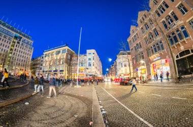 Amsterdam - 25 Nisan 2015: Turistler ve yerliler Dam Meydanı'nda