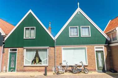 Volendam, Hollanda. Klasik evleri şehir sokak uyumlu