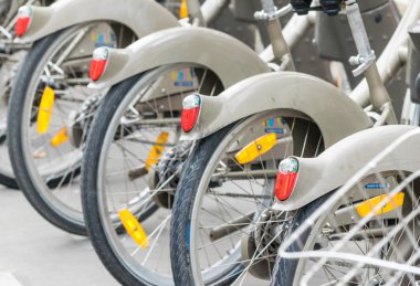 Paris, Fransa. Şehrin caddeleri boyunca Bisiklet Kiralama