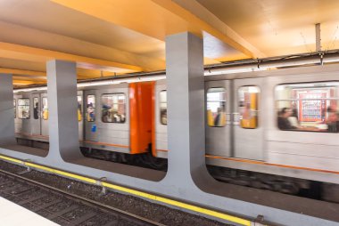 Brüksel - 1 Mayıs 2015: Tren şehir metro istasyonuna geldi. Alt
