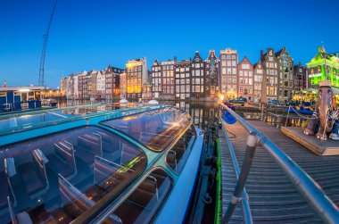 Güzel bir gece manzarası, Amsterdam. Kanal boyunca şehir evleri