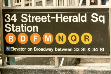 Cadde ve Madison Square metro işareti - New York CI giriş