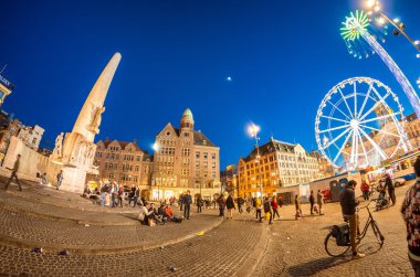 Amsterdam - 25 Nisan 2015: Turistler ve yerliler Dam Meydanı'nda