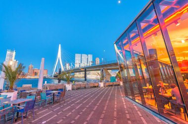 Rotterdam modern mimari - gece skyli tarafından tanımlanan bir şehirdir
