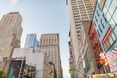 Gökdelenlerin Manhattan, New York şehir cadde görünümü