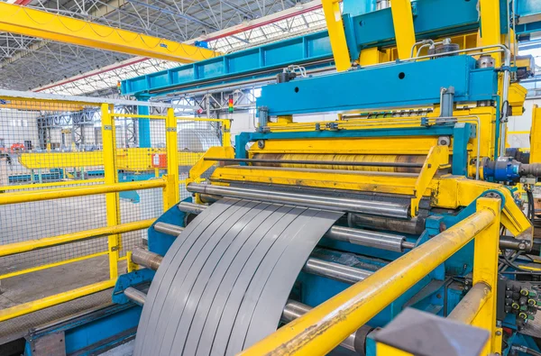 Máquina de corte de bobina de acero. Entorno industrial y economía — Foto de Stock