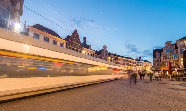 GENT, BÉLGICA - 20 DE ABRIL DE 2015: Tranvía se mueve rápido en el centro de la ciudad . — Foto de Stock