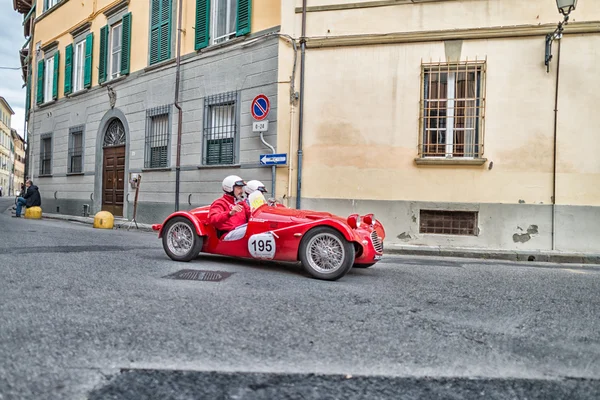 PISA, ITÁLIA - Maio 16, 2015: Mille miglia carro competição ao longo c — Fotografia de Stock
