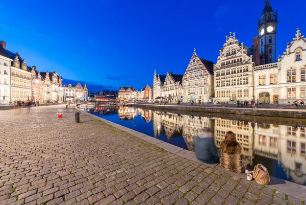 Kleuren van de nacht van architectuur in Gent, België — Stockfoto