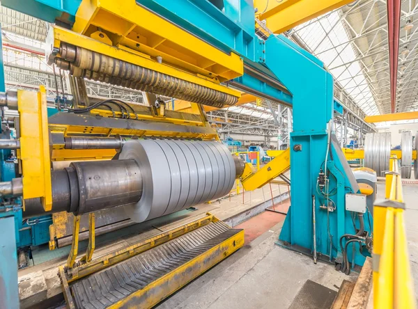 Máquina de corte de bobina de acero. Medio ambiente industrial — Foto de Stock