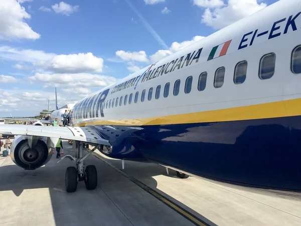 PISA, ITÁLIA - MAIO 4, 2015: Passageiros deplane Ryanair Jet airpla — Fotografia de Stock