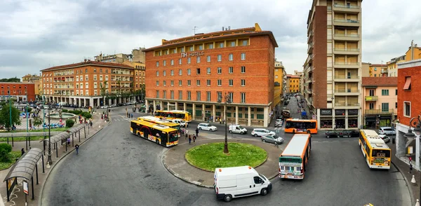 Πίζα, Ιταλία - 6 Μαΐου 2015: Κεντρική πλατεία σταθμό με τουρίστες. — Φωτογραφία Αρχείου