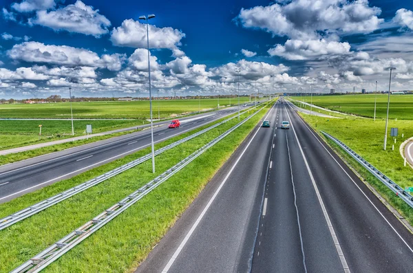 Прямая автострада с небольшим движением в прекрасный день — стоковое фото