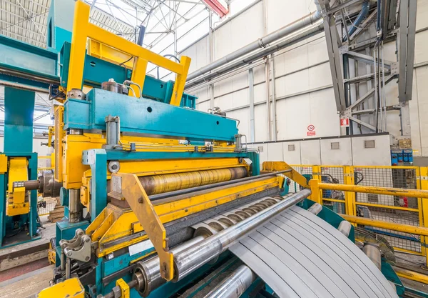 Máquina de corte de bobina de acero. Medio ambiente industrial — Foto de Stock