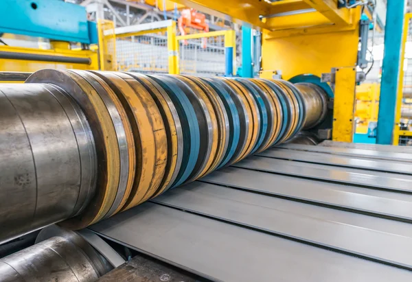 Çelik bobin Kesme Makinası. Çevre Sanayi ve iş konsantrasyon — Stok fotoğraf