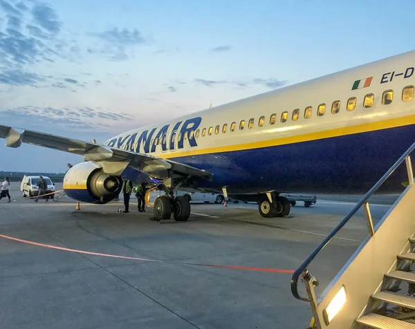 Düsseldorf, Deutschland - 24. April 2015: Fluggäste steigen aus Ryanair aus — Stockfoto